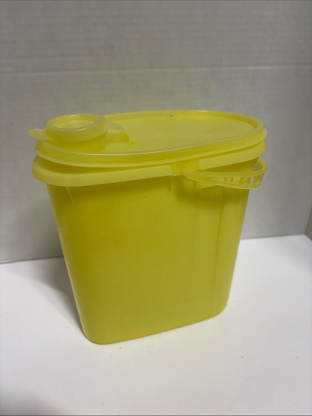Vintage 1970s Tupperware "Beverage Buddy" 2-Quart Slim Yellow Pitcher